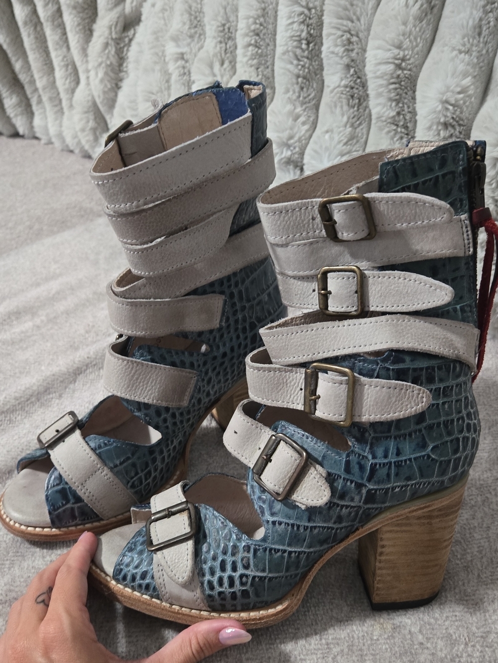 RARE Freebird by Steven Bond Turquoise Croco Gladiator Sandals Size 8